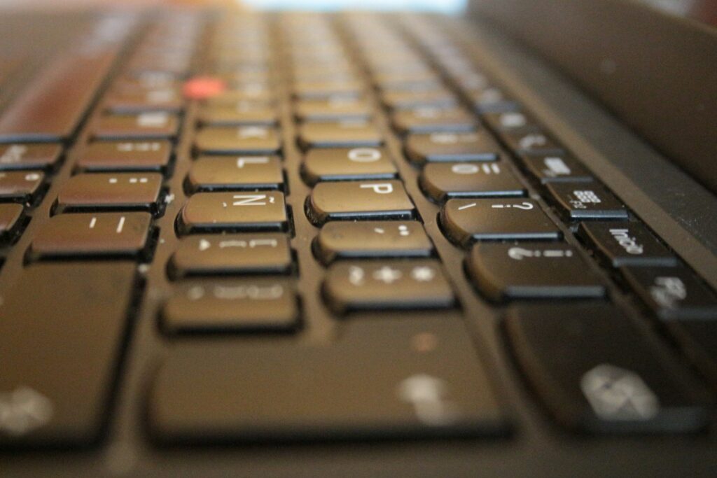Nahaufnahme einer ThinkPad-Tastatur mit rotem TrackPoint