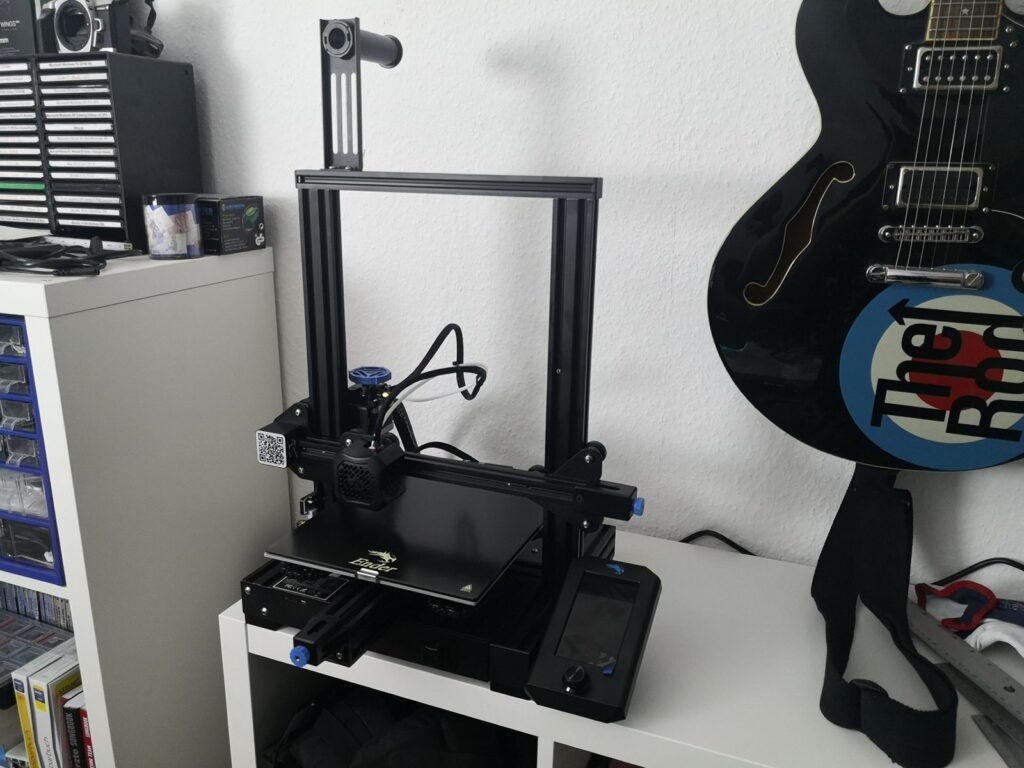 Creality Ender 3 V2 3D-Drucker auf einem Regal