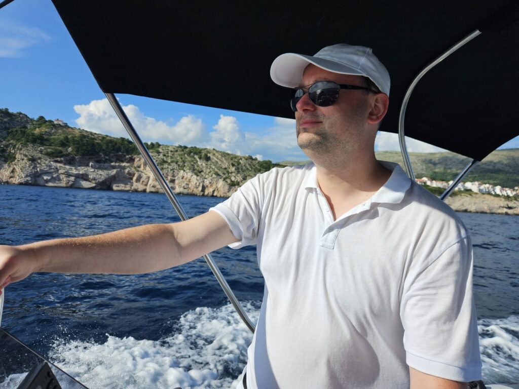 Dawid am Steuer eines Bootes vor der kroatischen Küste