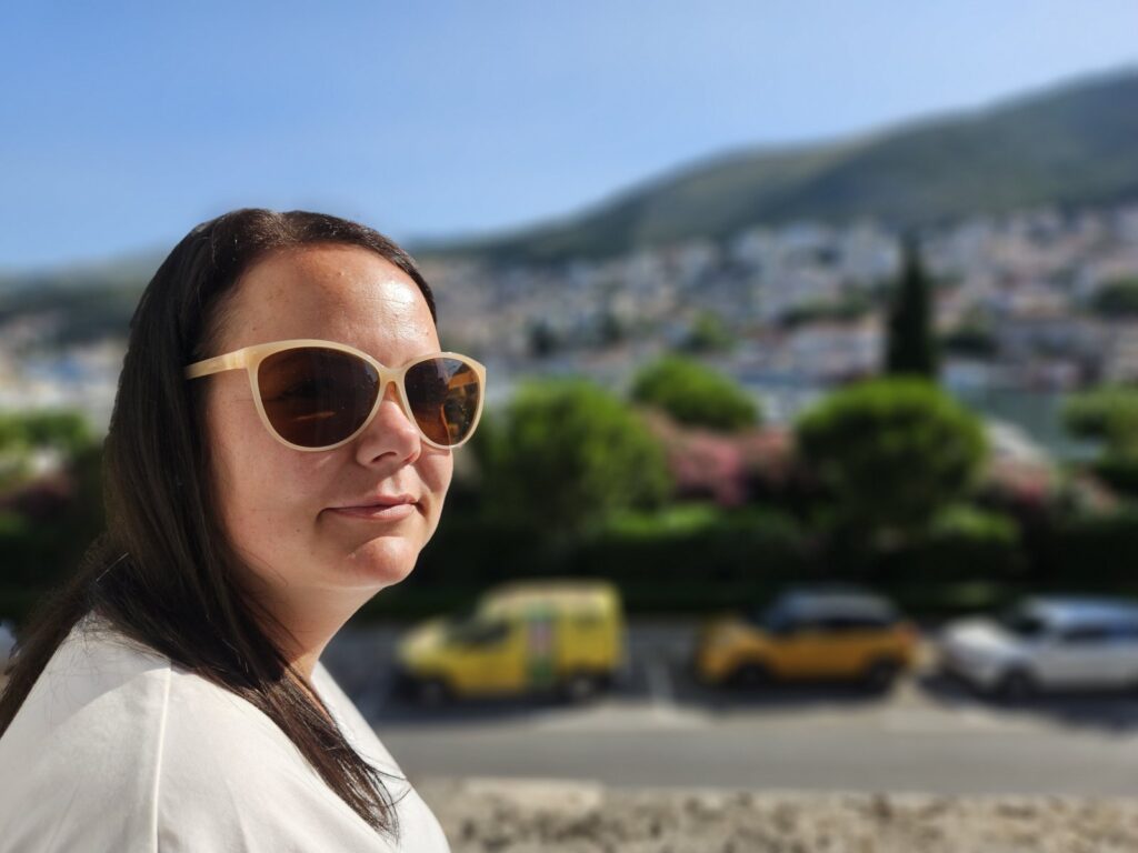 Porträt einer Frau mit Sonnenbrille, Hintergrund unscharf